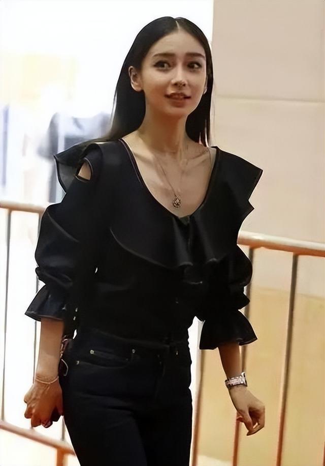 张子枫:三亿网友都在讨论她的胸,这胸碍了谁的眼?