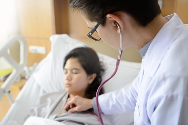 20岁女大学生私处长“痘痘”,医院确诊宫颈癌,病因与男友有关