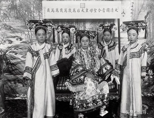 罕见照片:日本女人竟如此开放大胆,女学生脱光衣服全身赤裸上课