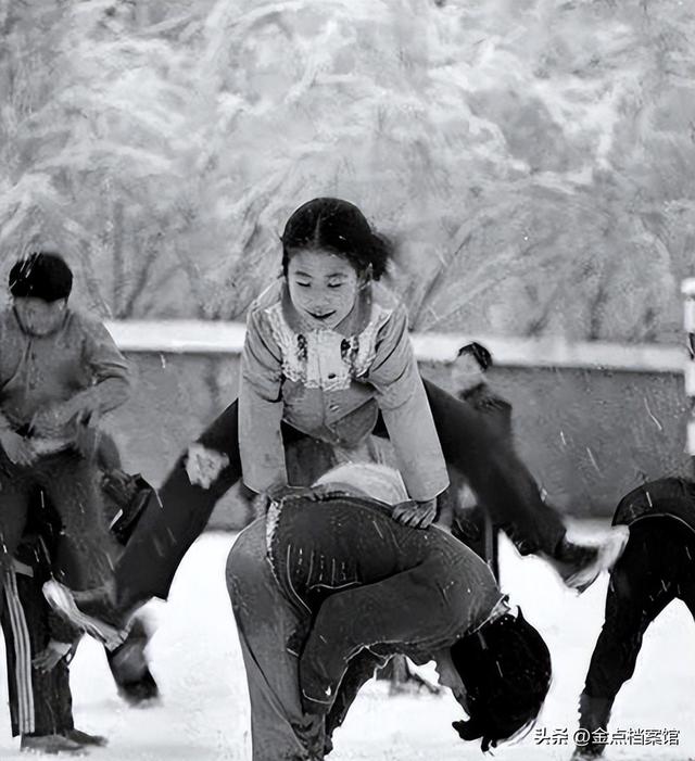 罕见老照片:洋人拍摄日本女裙底,慰安妇发怒咬断鬼子下体