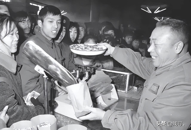 罕见照片:日本女人竟如此开放大胆,女学生脱光衣服全身赤裸上课