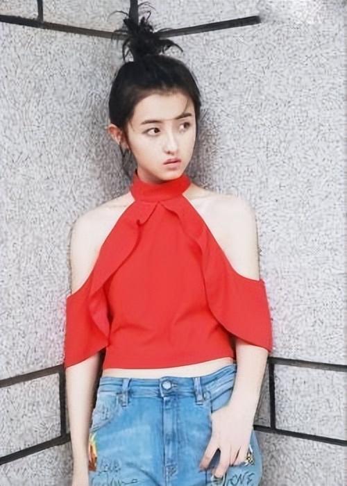 张子枫:三亿网友都在讨论她的胸,这胸碍了谁的眼?