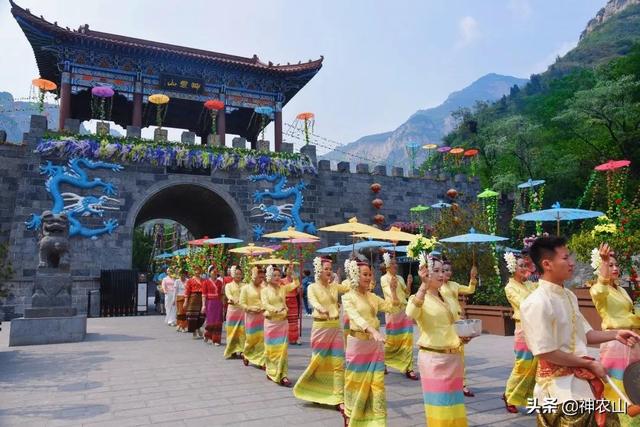 神农山泼水狂欢节开始啦!傣族美女蹦傣迪,泼起来!