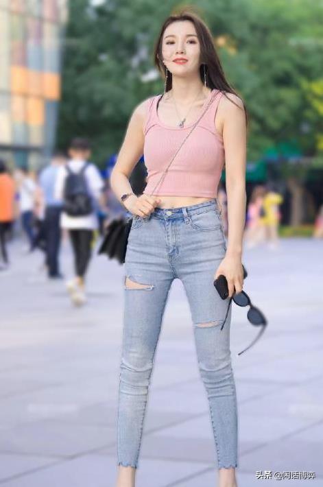 「街拍」 最“靓”的辣妈,穿紧身牛仔裤秀出成熟魅力