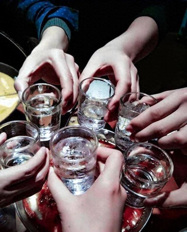 “喝酒四巨头”:一年全没,有的去世当天喝4瓶白酒,最小仅26岁