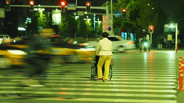 行人闯红灯可以不让行吗?不让行将承担什么责任?