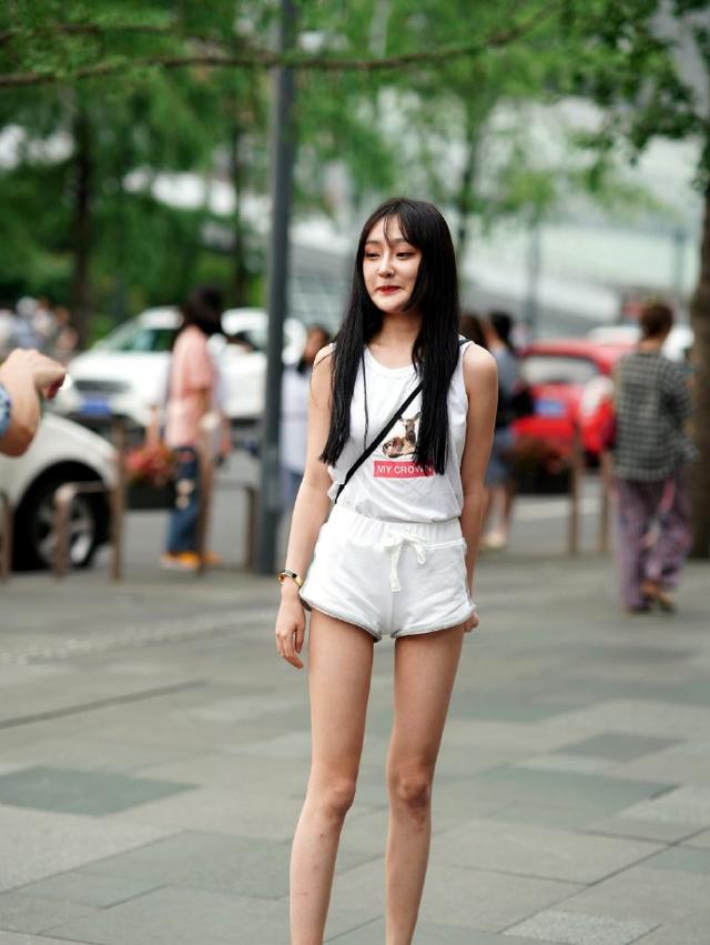 路人街拍:清纯学妹玩性感,迷你短裙好撩人,路人都说身材真好