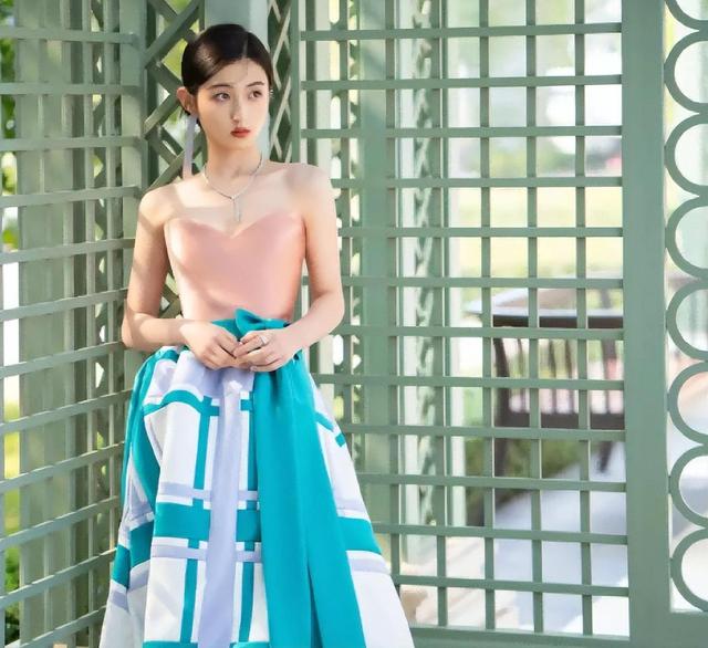 张子枫:三亿网友都在讨论她的胸,这胸碍了谁的眼?