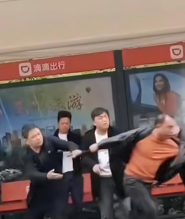 湖南省郴州市车站多名黑车司机殴打乘客?当地官方回应