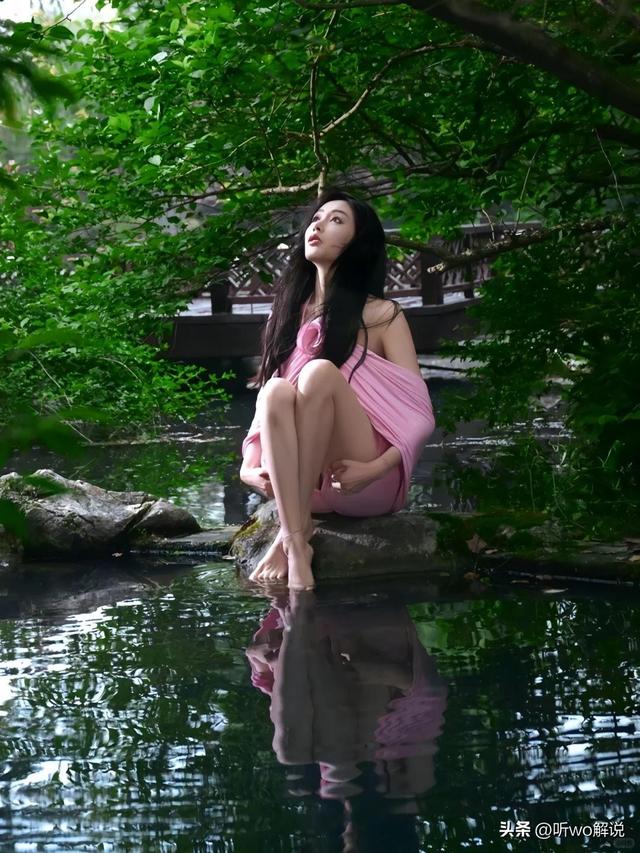 张天爱身穿粉色露肩短裙,光着脚丫在池畔戏水,很是娇艳迷人~