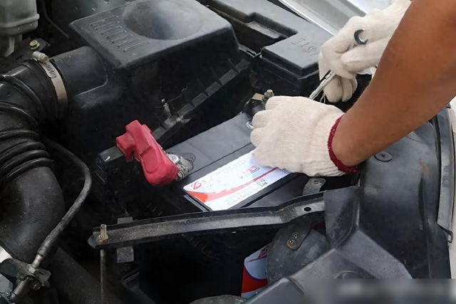 拆卸汽车电瓶线为什么要先拆负极?先拆正极有什么影响?