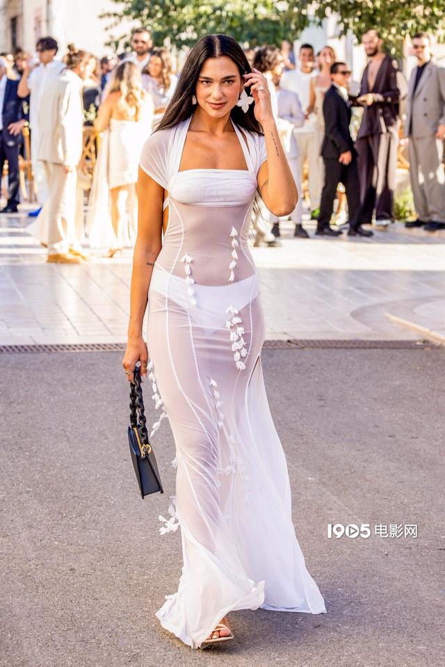 抢婚程度的美艳!啪姐一袭透视纱裙出席友人婚礼