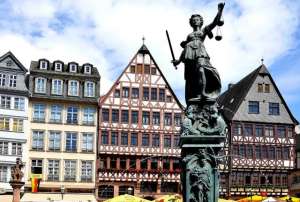 德国雕像美女(正义女神的雕像为什么是个女人？有什么历史渊源？)