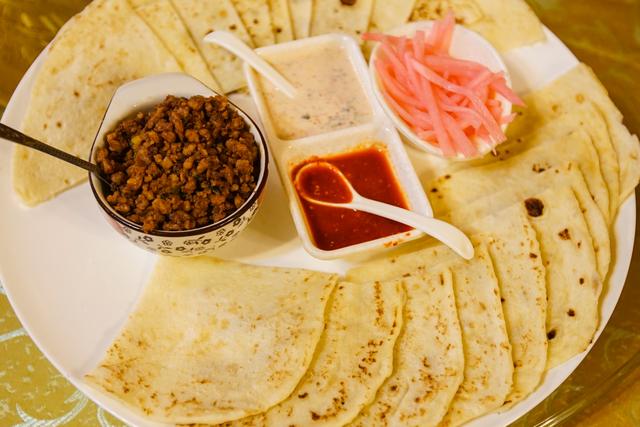 西藏旅游不可错过的藏式餐厅,品美食长见识,藏族美女能歌善舞