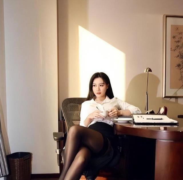 最美足球宝贝，因世界杯“胸夹手机”照走红，曾参演周润发电影！