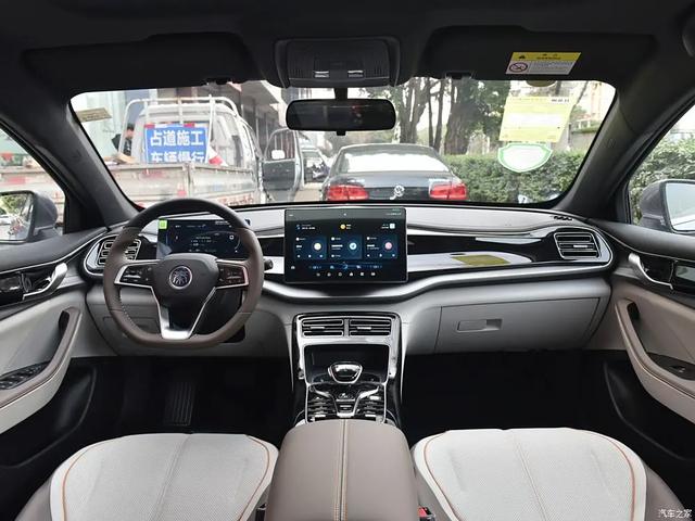 秦L 9.98万起,一年卖25万辆!续航超2000km,百公里才2.9个油!