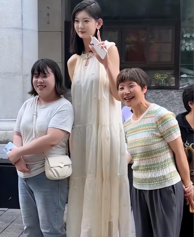 20岁身高堪比姚明,貌美如花大大大美女,人比门框高,对象不好找