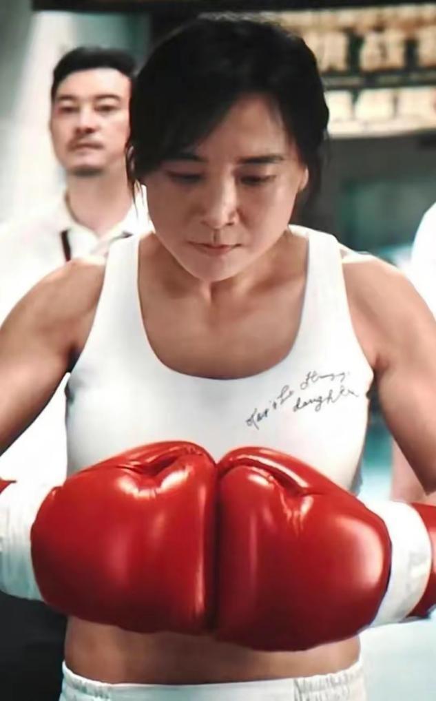 瘦百斤后的贾玲算不算大美女,看看她和张小斐谢楠的合照就知道了