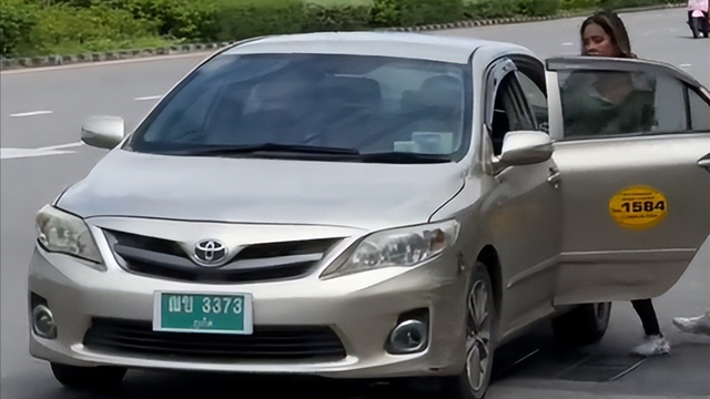 你再骂一下试试!中国美女在泰国暴打外国2米壮汉,短袖改成开衫