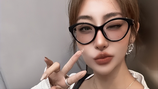 你再骂一下试试!中国美女在泰国暴打外国2米壮汉,短袖改成开衫