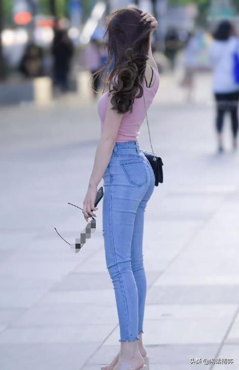 「街拍」 最“靓”的辣妈,穿紧身牛仔裤秀出成熟魅力