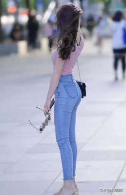 街拍美女辣妈紧身(「街拍」 最“靓”的辣妈，穿紧身牛仔裤秀出成熟魅力)