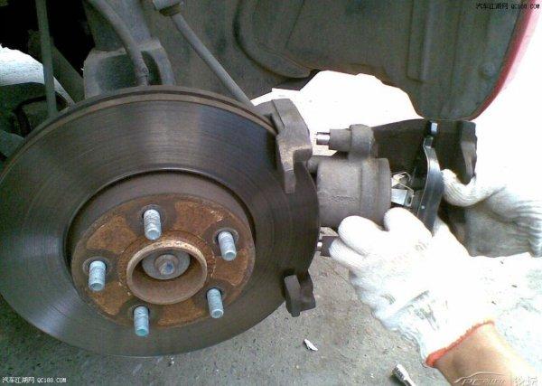 踩下刹车方向盘就狂抖 到底爱车生了什么病?