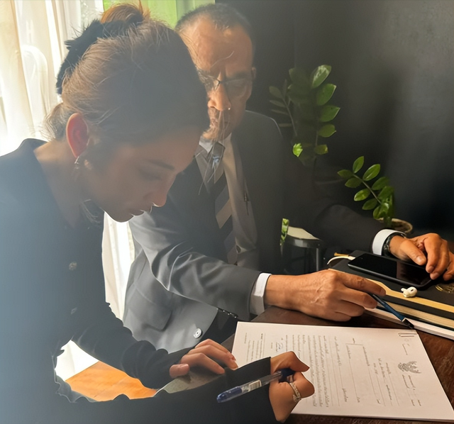 你再骂一下试试!中国美女在泰国暴打外国2米壮汉,短袖改成开衫