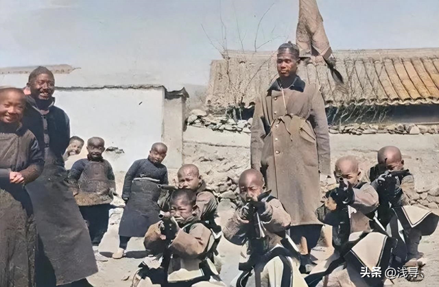 罕见照片:日本女人竟如此开放大胆,女学生脱光衣服全身赤裸上课