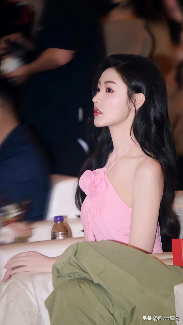 张天爱身穿粉色露肩短裙,光着脚丫在池畔戏水,很是娇艳迷人~