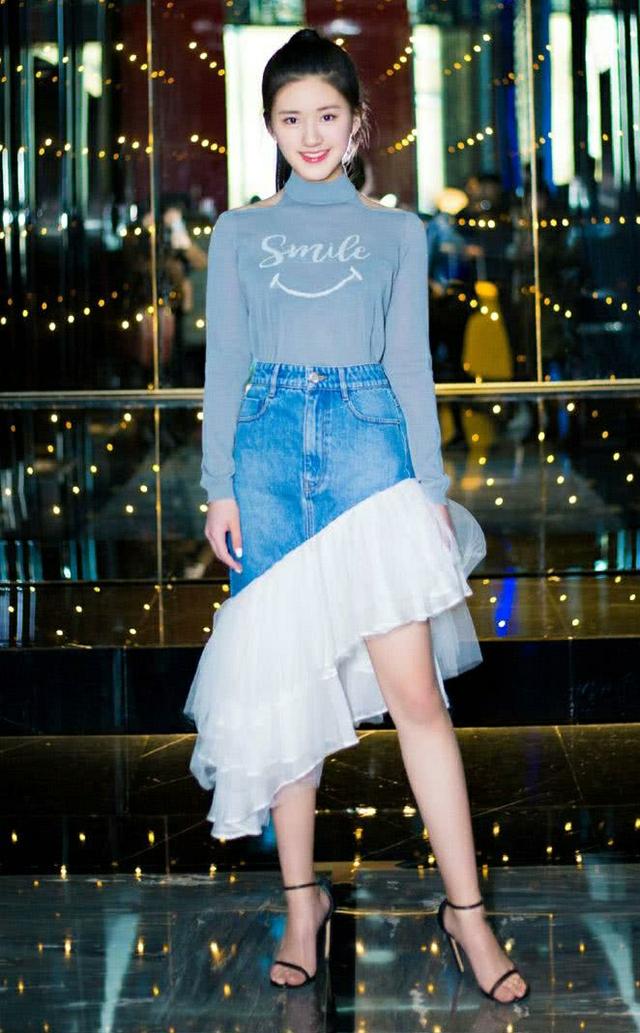 赵露思的腿真实存在?街拍照看清双腿缝隙,P没P图一目了然