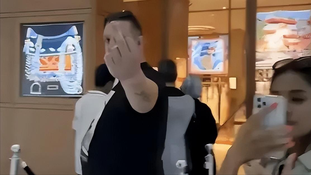 你再骂一下试试!中国美女在泰国暴打外国2米壮汉,短袖改成开衫