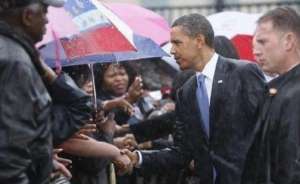 美女的裙子被风吹起(当老婆裙子被风吹起，奥巴马赶紧用手挡住，特朗普却当作没看到)