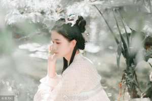 美女乳环小说(小说：她捧着胸摆出一副万分受伤的模样，摇摇晃晃倒在了她身上)