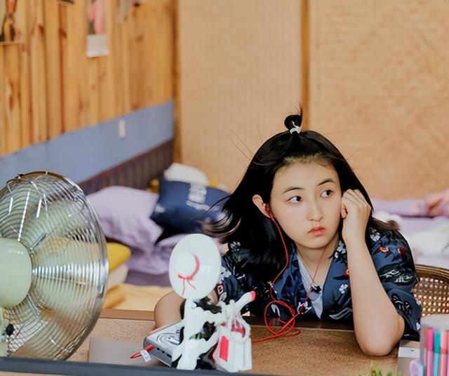 张子枫:三亿网友都在讨论她的胸,这胸碍了谁的眼?