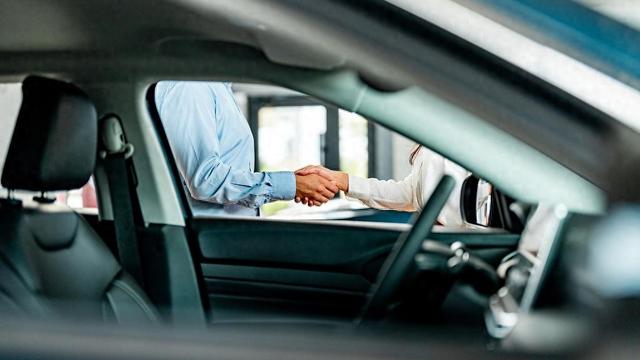 理想、特斯拉等十余家车企促销冲量,专家预期年末走出翘尾行情