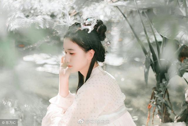 小说:她捧着胸摆出一副万分受伤的模样,摇摇晃晃倒在了她身上