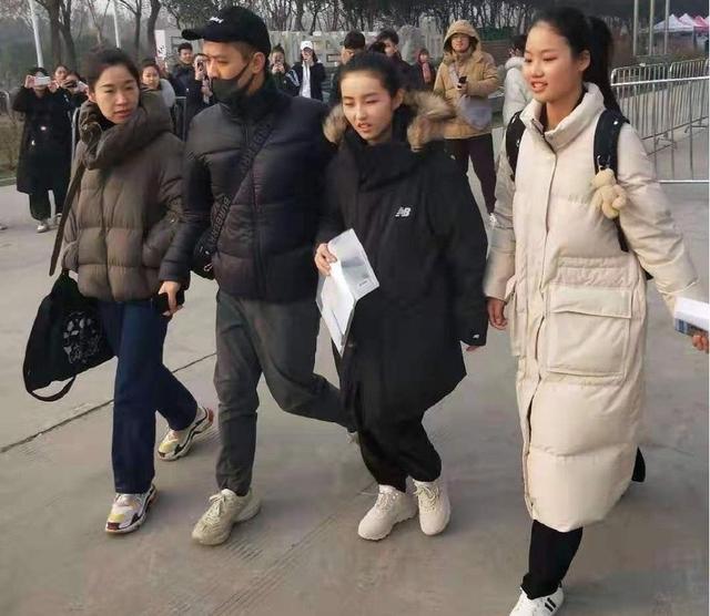 张子枫:三亿网友都在讨论她的胸,这胸碍了谁的眼?