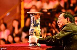 美女潘家园(美女潘家园买了一件青花瓷器，自己估价3000万，专家：远远不止)