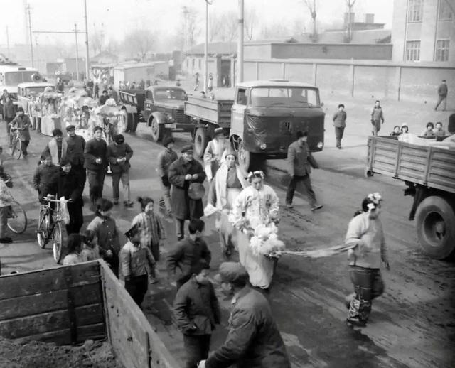 珍贵老照片,日军强征慰安妇,身上涂满奶油的性感美女