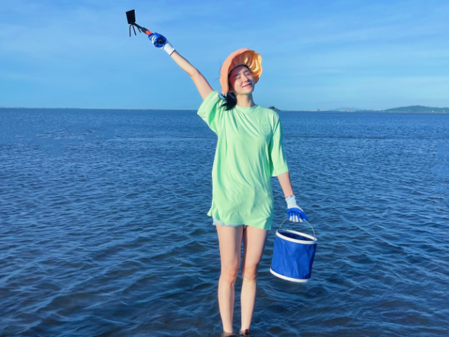 林峯老婆张馨月带娃赶海,素颜出镜秀笔直美腿,女儿戴帽模样可爱