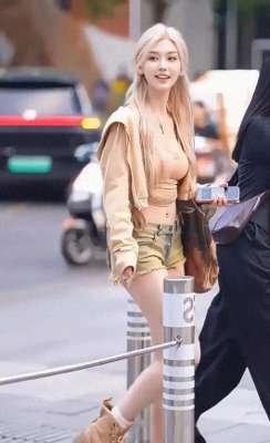 仙鹤美女(绝了山西一金发女孩因颜值绝美引发热议，网友：腿上纹身太秀了)