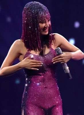 美女紧身衣尴尬(女星演唱会到底多敢穿？紧身裤勒出尴尬线、透视装不打码都不敢看)