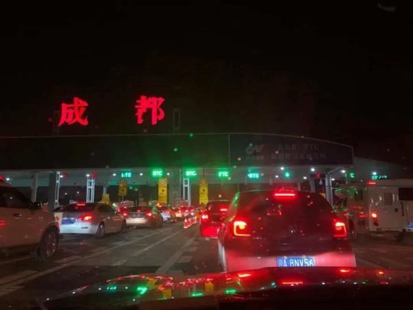 四川多条高速“飙红”,网友:上个月出发的朋友,这个月到家没?