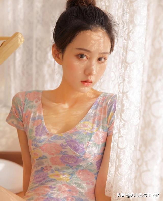 艺术学院跳舞的女孩，尽显苗条身形，太迷人了