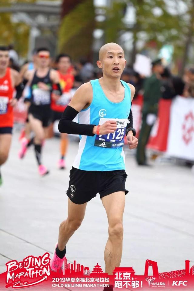 北马,首马,这个光头从F区出发,超28000人,2小时37分完赛