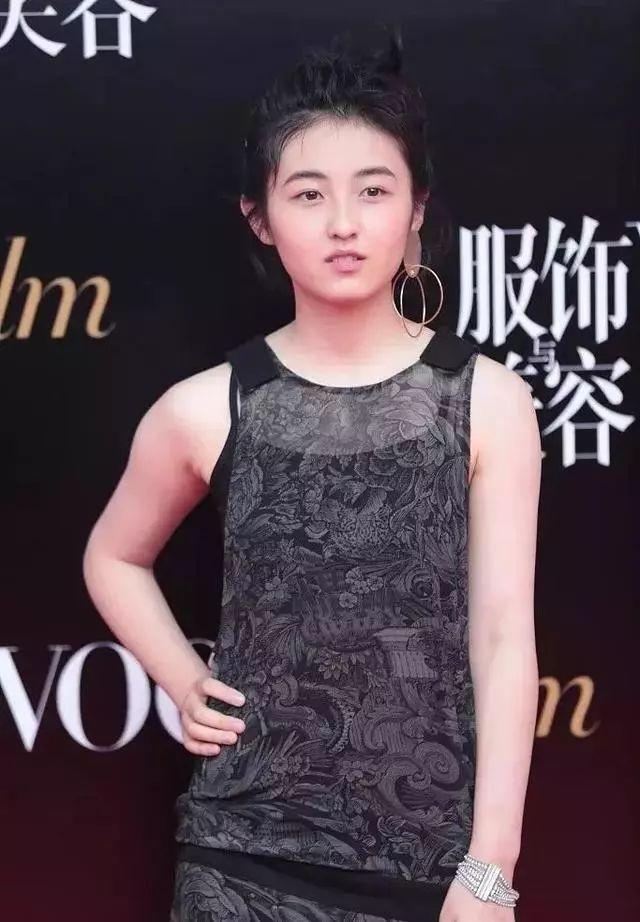 张子枫:三亿网友都在讨论她的胸,这胸碍了谁的眼?