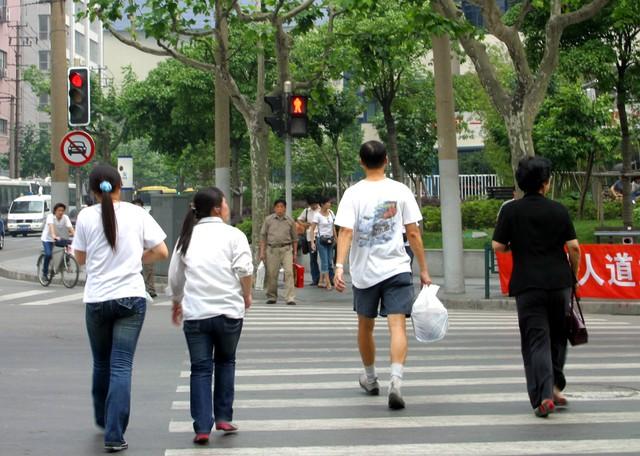 行人闯红灯可以不让行吗?不让行将承担什么责任?