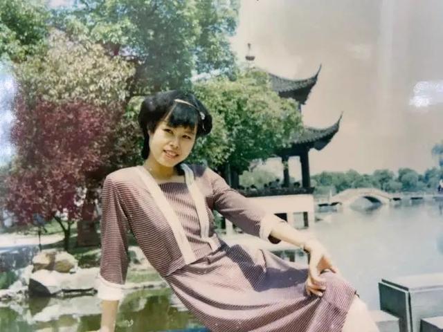 杭州出美女,这话真不假!西湖边一组旧照曝光,张张明星脸