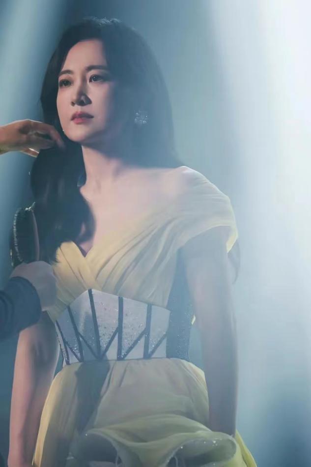 瘦百斤后的贾玲算不算大美女,看看她和张小斐谢楠的合照就知道了